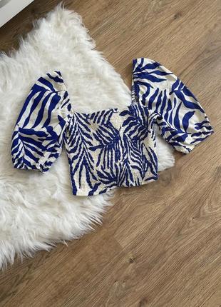 Укорочена блузка з дутими рукавами біла з синім пальмовим принтом primark розмір 402 фото