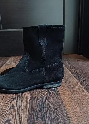 Замшевые ботинки