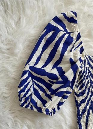 Укорочена блузка з дутими рукавами біла з синім пальмовим принтом primark розмір 403 фото