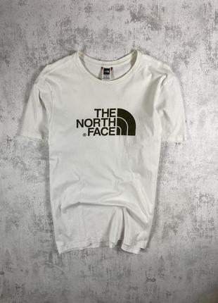 Стильная классика: белая футболка the north face с логотипом