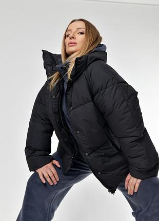 Чорний жіночий пуховик