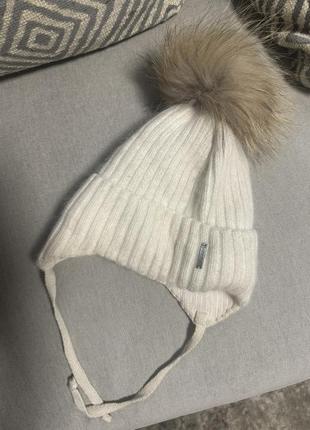 Детская шапка зимняя из ангоры с помпоном из енота,