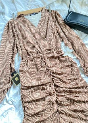 Платье большого размера (xl) с вырезом, коричнево-белое, с рукавами, рюшами и затяжками (сборочками).