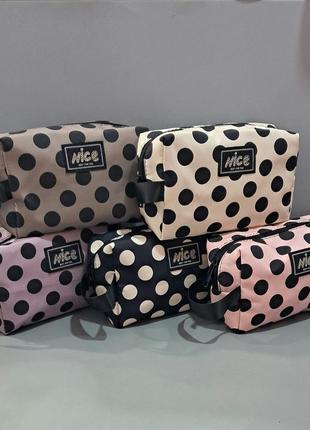 Жіноча косметичка середнього розміру