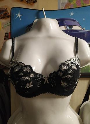 Красивый черный женский бюстгальтер с белой вышивкой, размер 85в