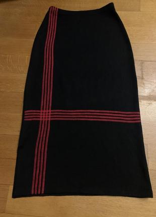 Юбка черная с красными линиями, нарядная, меди, трикотажная размер 44/46
