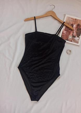 Черный бархатный боди на бретелях