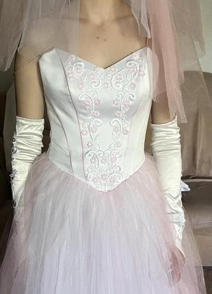 Сукня весільна з фатою