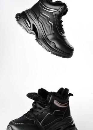 Кросівки жіночі