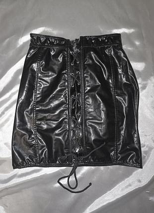 Спідниця чорна приталена облягаюча юбка міні коротка на зав'язках резинці лакова шкіряна з шнурівкою new rock killstar гот готика готична