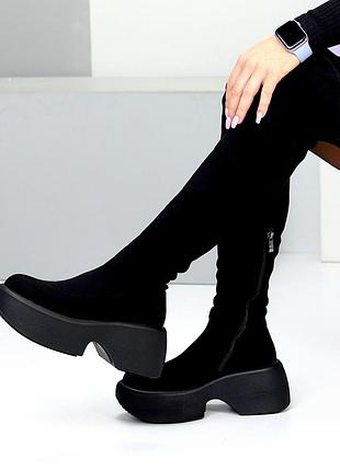 Эффектные высокие черные замшевые ботфорты на платформе еврозима
