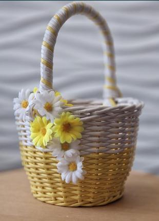 Корзина, плетеная из бумажной лозы