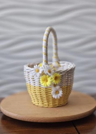 Корзина, плетеная из бумажной лозы