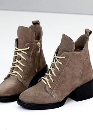 Эффектные замшевые зимние ботинки цвет taupe на меху удобный средний каблук