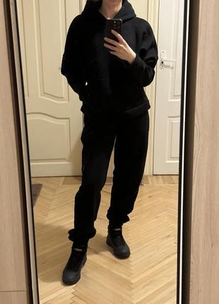 Теплый черный спортивный костюм