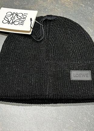 Топові шапки від бренду loewe у чорному кольорі