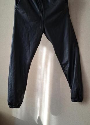 Джоггеры теплые экокожа