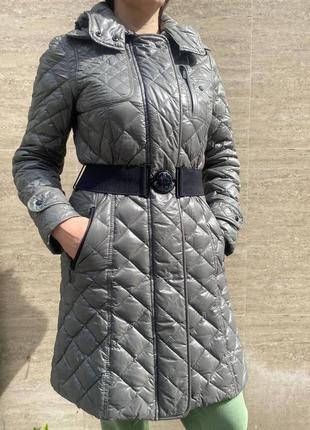 Шикарный оригинальный плащ от бренда 

moncler