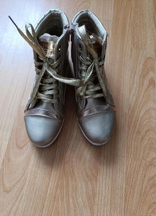 Ботинки золотые