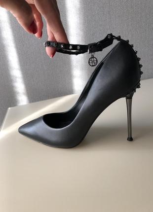 Женские туфли от гуess