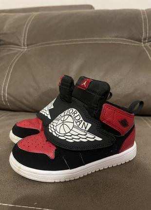 Кросівки на хлопчика nike jordan розмір 26