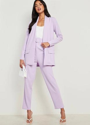 Комплект із блейзера та штанів із тієї ж тканини