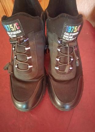 Високі кросівки