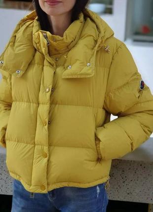 Женская курточка на гусиной пуху
moncler