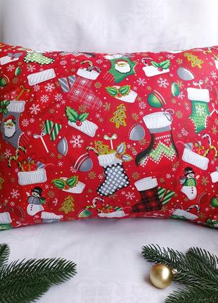 Новогодняя наволочка 40*60 см красная с сапожками для декора