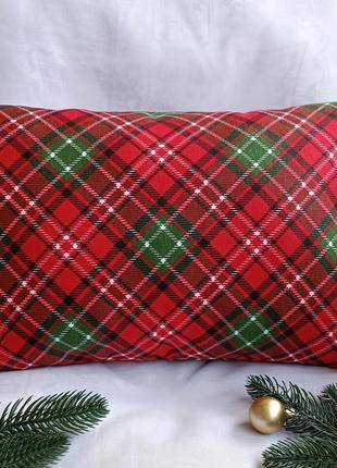 Новогодняя наволочка 40*40 красная с белыми снежинками из хлопка