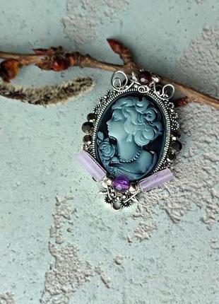 Брошь-камея с аметистом и гранатом. стильный подарок.