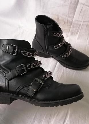 Жіночі черевики в стилі zara