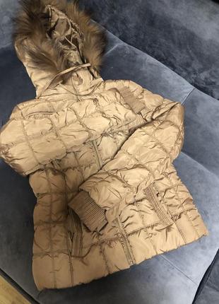 Теплая курточка, подходит на зиму и демисезонная.