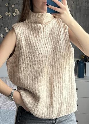 Вязаная жилетка, свитер без рукавов