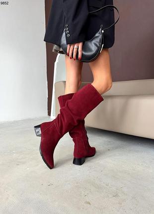 Элегантные замшевые зимние сапоги на удобном устойчивом каблуке