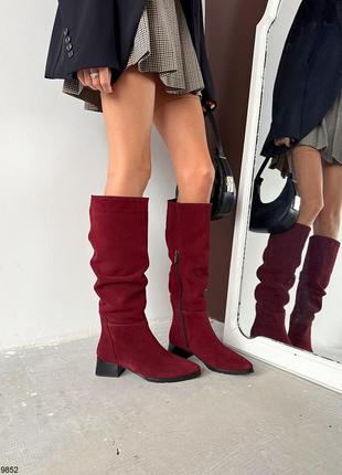 Элегантные замшевые зимние сапоги на удобном устойчивом каблуке