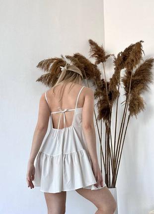 Ніжна сукня з відкритою спиною вільного крою