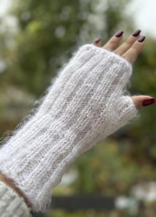 Розпродаж вʼязані мітенки жіночі білі пухнасті
