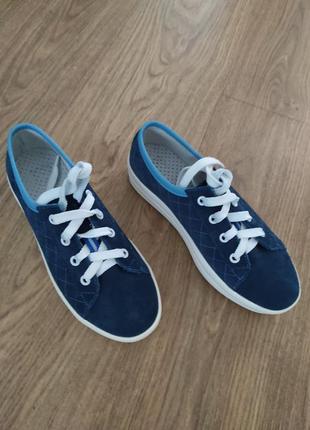 Кросівки жіночі