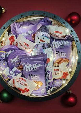 Подарочный бокс с сладостями и конфетами