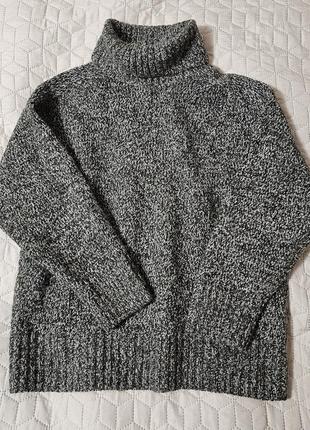 Светр з високим горлом з вовною.