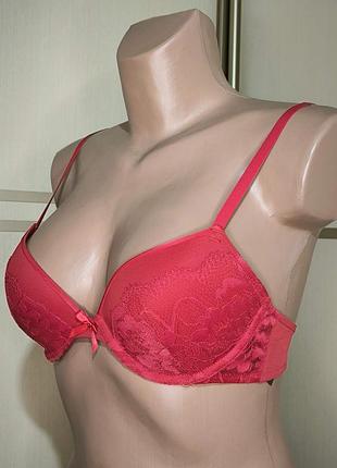 Бюстгальтер з формованою поролоновою чашкою на кісточках