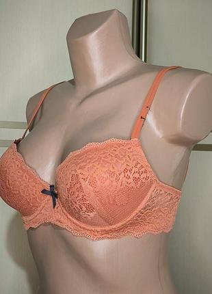 Бюстгальтер с формованной поролоновой чашкой на косточках