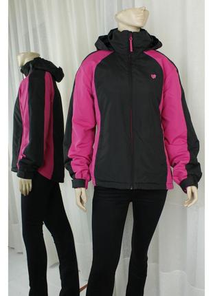Куртка от спортивного бренда.
