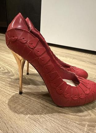 Красные туфли dior