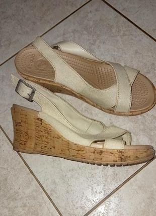 Бежевые женские босоножки на танкетке crocs