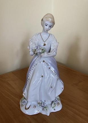 Фарфорова статуетка