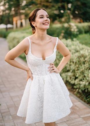 Коротка весільна сукня