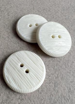 Ґудзик костюмний рельєф 2отв біла 27мм пластик