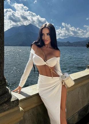 Білий стильний костюм з вузлом